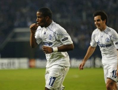 KLAAS JAN HUNTELAAR - Schalke Benfica'yı 2-0 skorla geçti