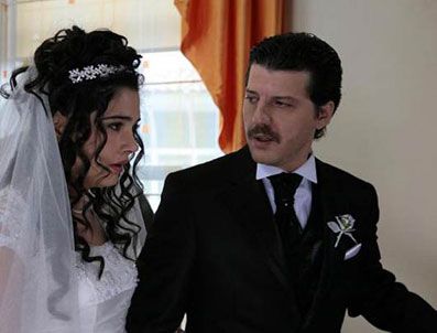 İLKER AKSUM - Ünlü oyuncu İlker Aksum kılıçla yaralandı