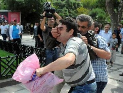 MUSTAFA DEĞIRMENCI - Tekme tokatlı afiş kavgası