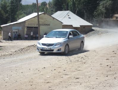 MUAMMER TÜRKER - Yüksekova'da Toz İçinde Kalan Köy