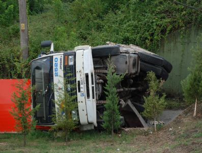 TEM OTOYOLU - Park Halindeki Kamyon Sahil Yoluna Uçtu