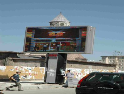 Reklam Panoları Tarihi Medrese'deki Estetiği Bozuyor