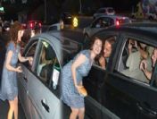 Hilal Cebeci, önce kumanya sonra öpücük dağıttı