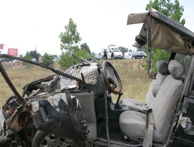 Paramparça Olan Otomobilden Yaralı Kurtuldular