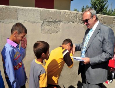 BAYRAM HARÇLıĞı - Vali Karaloğlu Çocuklara Bayram Harçlığı Dağıttı