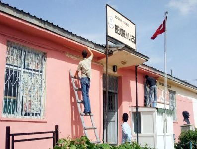 BELÖREN - Öğretmenler Ve Öğrenciler Okul Boyadı