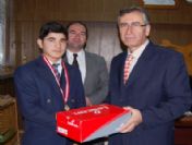 Okul Müdürü, Madalya Kazanan Güreşçisini Spor Ayakkabıyla Ödüllendirdi