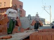 Kamyonlardan tuğla boşaltan bayanlar ev geçimine katkı sağlıyor