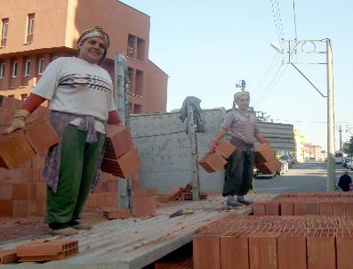 Kamyonlardan tuğla boşaltan bayanlar ev geçimine katkı sağlıyor
