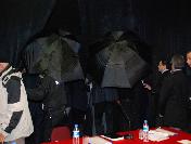 Belediye Meclisi‘nde yumruklar konuştu, belediye başkanı şemsiyelerle korundu (3)