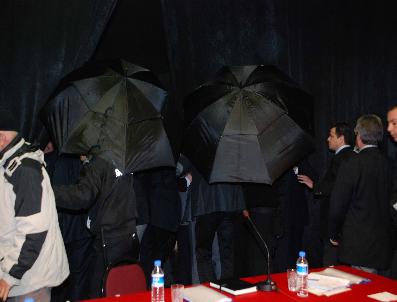 Belediye Meclisi‘nde yumruklar konuştu, belediye başkanı şemsiyelerle korundu (3)
