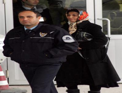 Kahve İçtikten Sonra Gözlerini Bağlayıp Kelepçeledikleri Kadının Yüzüklerini Çaldılar