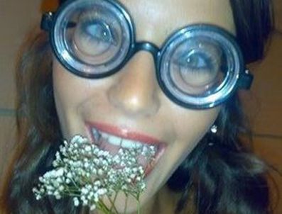 BEREN SAAT - Güzel oyuncudan muzip hareketler