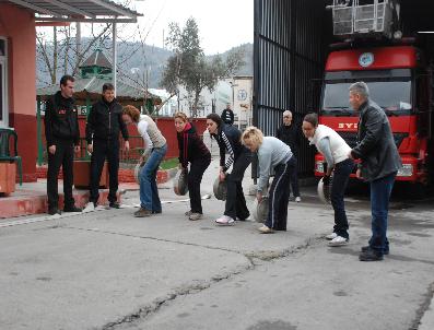 Gönüllü itfaiyeciler uygulamalı yaptı