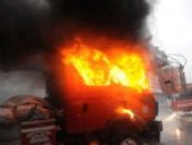 Göstericiler Dolapdere'de İtfaiye Aracını Yaktı