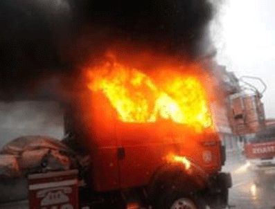 GALATASARAY MEYDANI - Göstericiler Dolapdere'de İtfaiye Aracını Yaktı