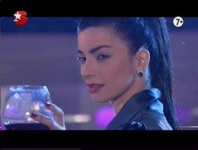 Küçük Sırlar 25. bölüm fragmanı izle