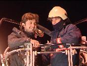 Afiş asmak için çıktı, vincin sepetinde mahsur kaldı