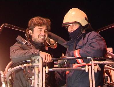 Afiş asmak için çıktı, vincin sepetinde mahsur kaldı