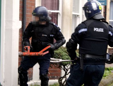 3 polis uyuşturucudan gözaltına alındı