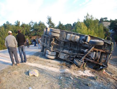 FERİDE ÇETİN - Antalya'da Trafik Kazası: 2 Ölü, 2 Yaralı