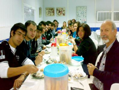 KEMALIZM - Atatürkçü Gençlere Pelikan İkramı