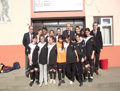 GÜMELI - Gazi İlköğretim Okulu Futbolda Birinci