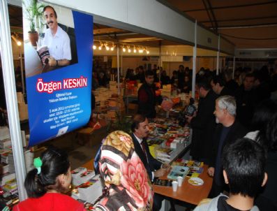Keskin, Kitaplarını İmzaladı