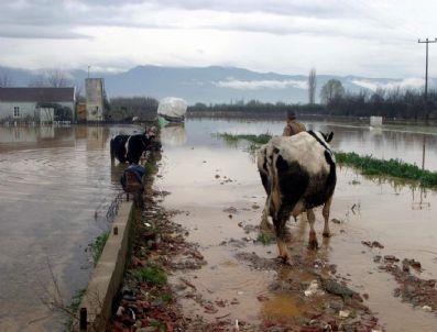 İzmir'de Yağmur Su Baskınlarına Neden Oldu