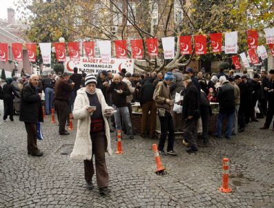 ORHANGAZI PARKı - Sp'li Kadınlar Aşure Dağıttı