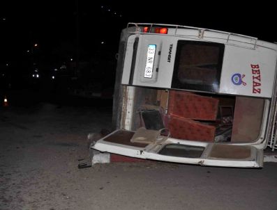 Tarım İşçilerini Taşıyan Minibüs Yolcu Minibüsü İle Çarpıştı: 6 Yaralı