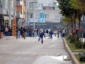 Uyuşturucu karşıtı gösteri sonrası çocuklar polisi taşladı