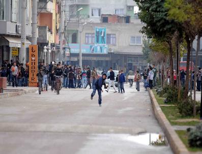 Uyuşturucu karşıtı gösteri sonrası çocuklar polisi taşladı