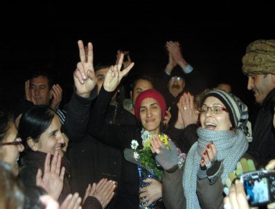 ZAFER İŞARETI - 13 Yıldır Tutuklu Yargılanan Ve Terör Örgütü Mlkp Yönetici Olduğu İleri Sürülen Kadın Mahkum Serbest Bırakıldı