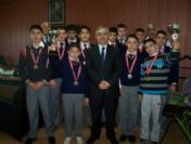 Başarılı Güreşçiler Kupayı İzgi'ye Hediye Etti