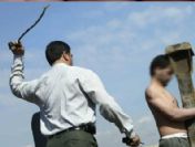 Belediye başkanı kendini kırbaçlattı!