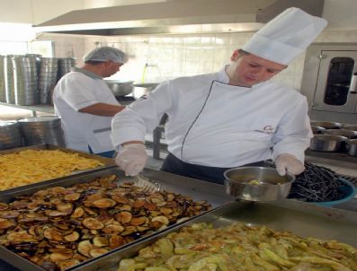 Bir Yılda 60 Bin Kişiye 3 Kap Sıcak Yemek Dağıttılar