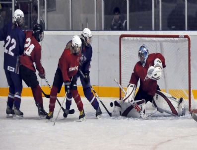 Buz Hokeyinde Heyecan Başladı