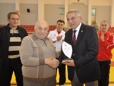 RAUF DENKTAŞ - İzmirli Güreşçilere Denktaş Desteği