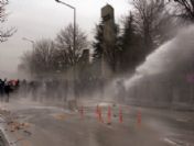 Ak Parti'ye Yürümek İsteyen Öğrencilere Polis Müdahalesi