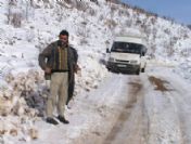 Siirt'te Kar Yağışı Nedeniyle Köy Yolları Kapandı