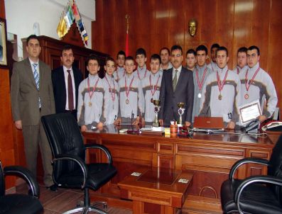 FARUK AYDıN - Çan Teknik Ve Endüstri Meslek Lisesi Güreşçilerinden Kaymakam Gözen'e Ziyaret
