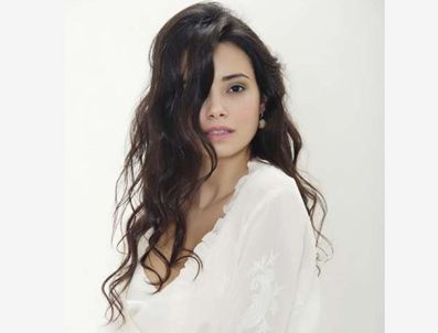 AJDA PEKKAN - Soket çoraba benzeyen ünlü