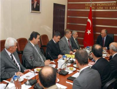 SUAT SEYITOĞLU - Vali Daşöz'den Emektar Vakıf Üyesine Plaket