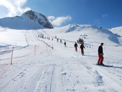 Hakkari'de 2 Bin 600 Rakımda Kayak Yarışı