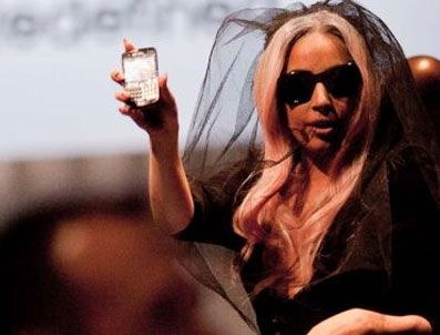 Lady Gaga CES 2011'e renk kattı