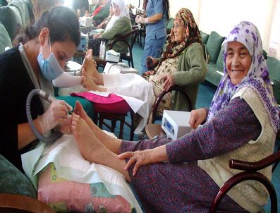 Podomanıa, Yaşlılara Ücretsiz Ayak Bakımı Yaptı