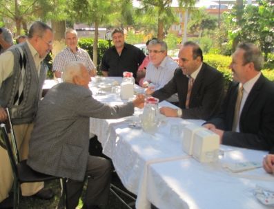 Akhisar Huzurevi Yaşlılar Günü`nde Lokma Hayrı Yaptı