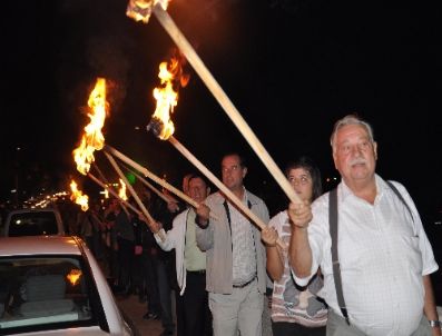 SELIMIYE CAMII - Asırlık Köprülerin Aydınlatılması İçin Meşaleli Eylem Yapıldı