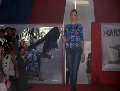 ŞENOL İPEK - Diyarbakır Tüyap Fuarında Defileye Ece, Altıntop ve İpek Katıldı